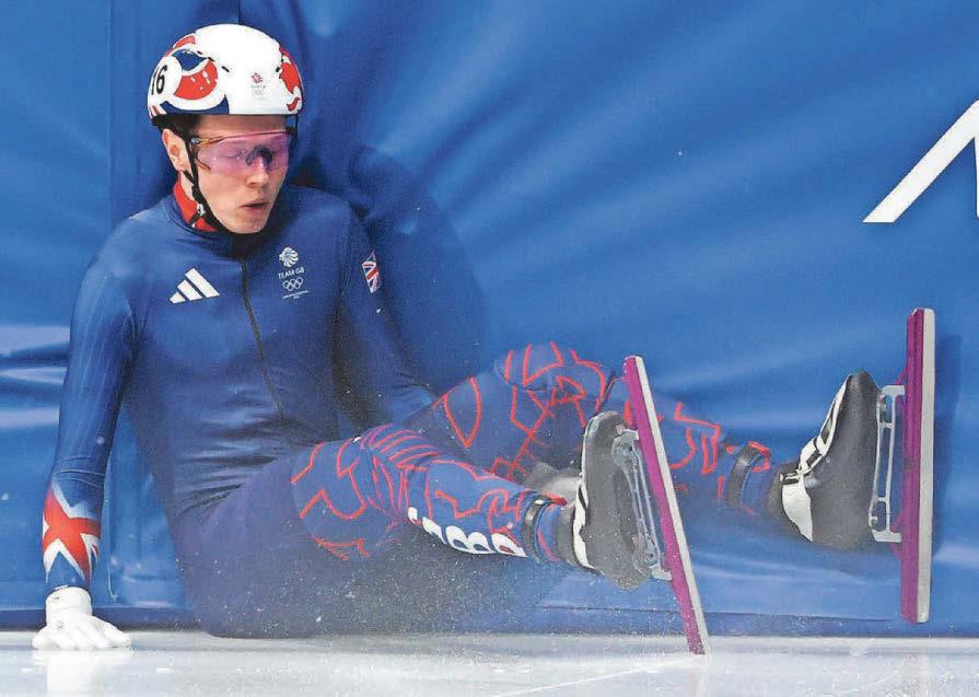 Niall crashes out again as podium out of reach