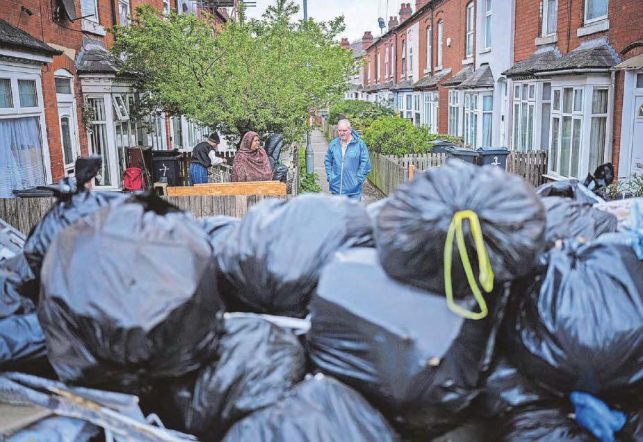 CITY 'CLAPPING FOR BIN CREWS'