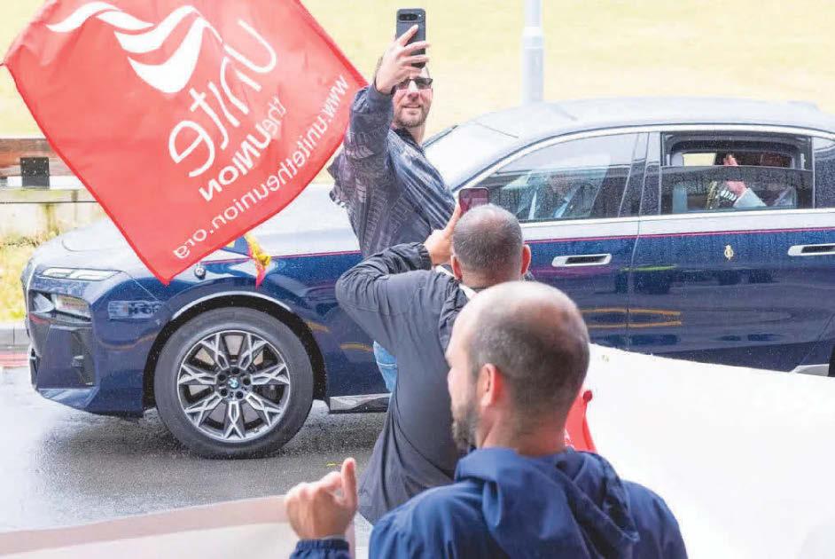 King gives a wave to striking bin workers