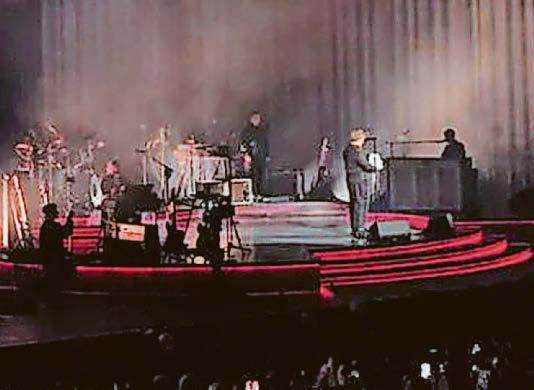 Rude fan disrupts Lewis gig