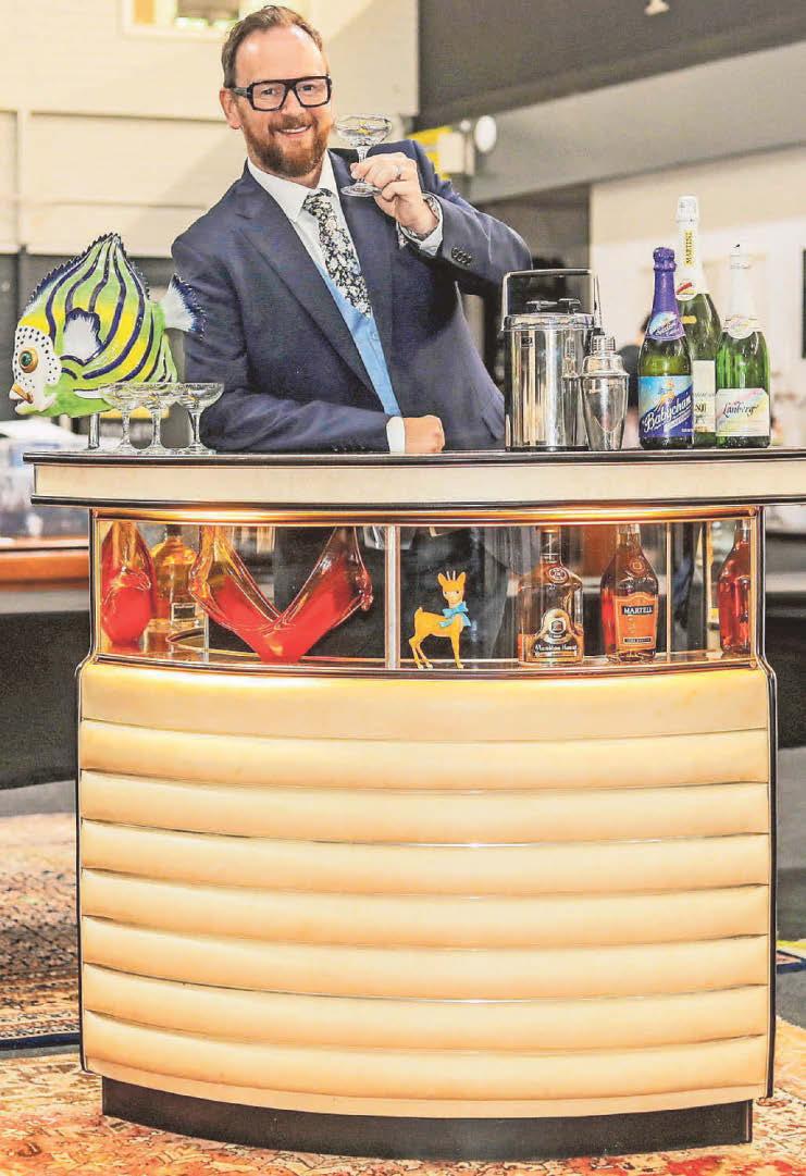 Cheers! Del's vinyl bar fetches a cushty £22k