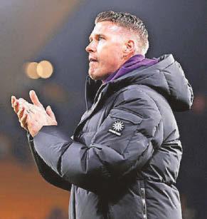 Wolves boss bemoans early Xmas gifts for United