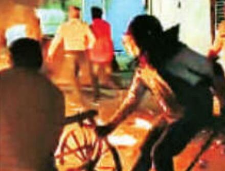 महु और गांधी नगर में पथराव व आगजनी के बाद तनाव