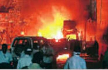 आगजनी और पथराव में नौ लोग घायल, 15 गिरफ्तार