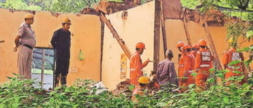 दिल्ली : निजामुद्दीन में बड़ा हादसा दरगाह की दीवार गिरी, एक बच्चे समेत छह की मौत