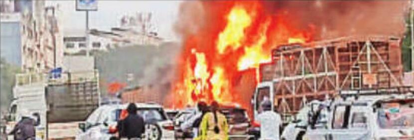 पुणे में दो कंटेनर ट्रक के बीच फंसी कार, आठ लोगों की मौत