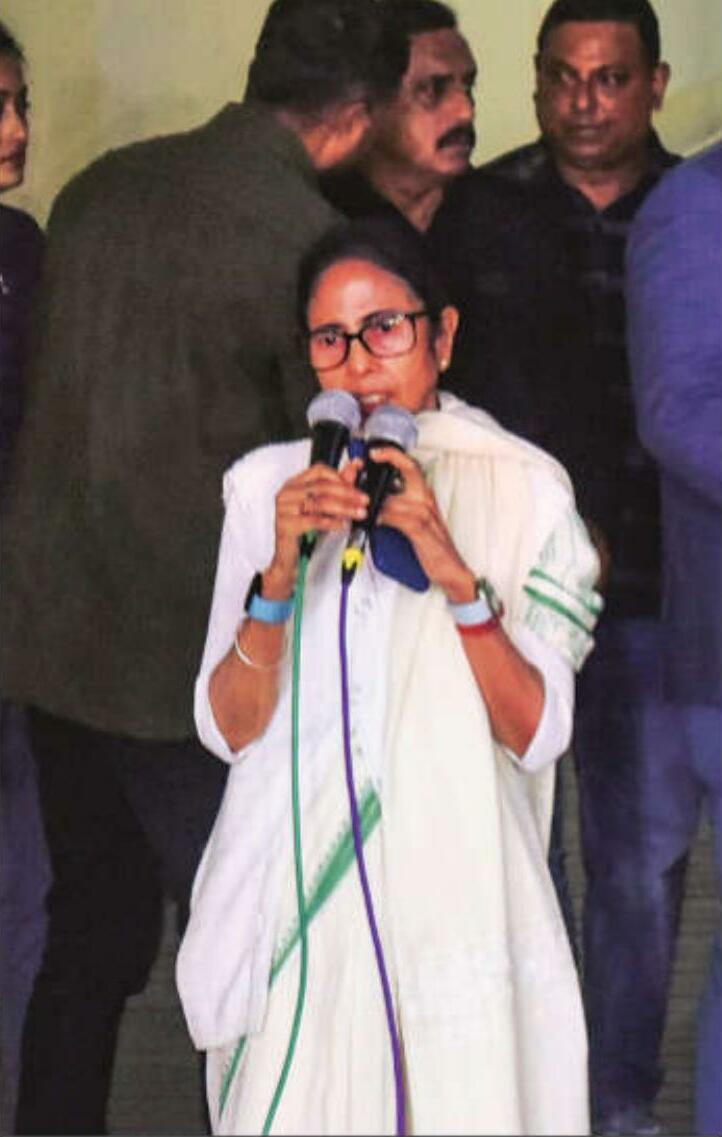 आइ-पैक पर ईडी के छापे, दल-बल के साथ मौके पर ममता ने संभाला मोर्चा