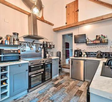 COTTAGE HAS CHARACTER