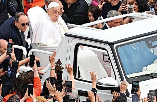 Francis briefly returns to bless Rome faithful