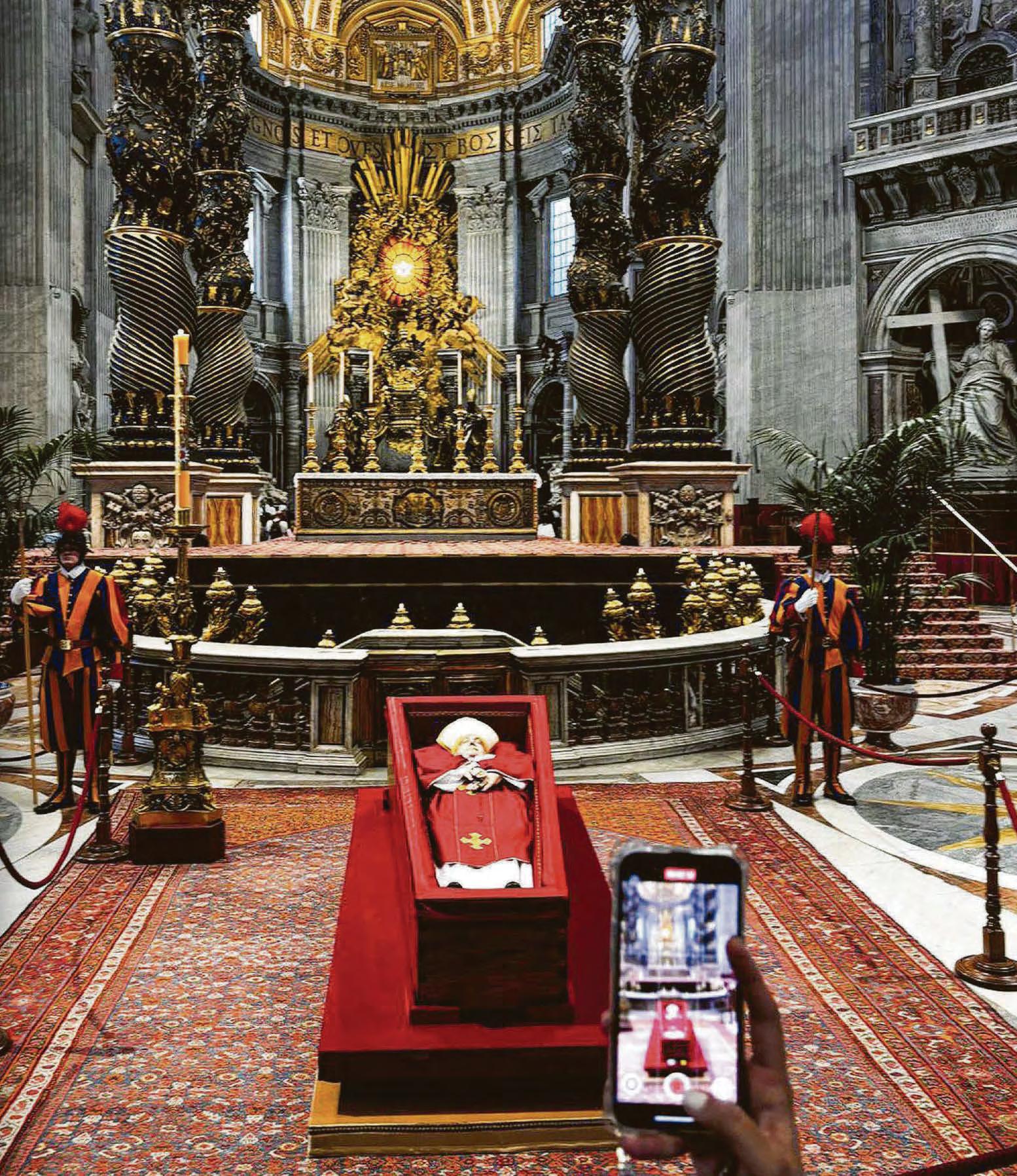 A solemn ritual as faithful pay tribute to Pope