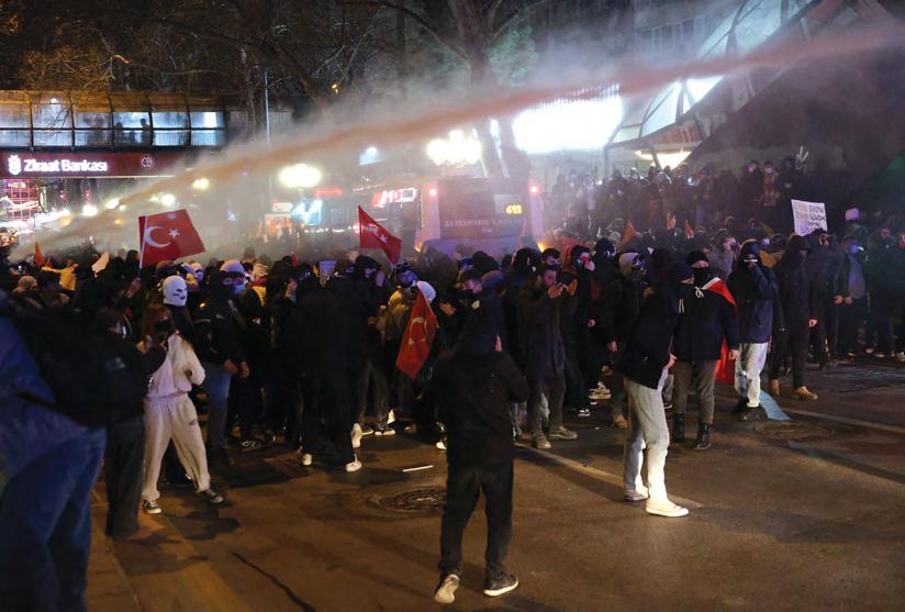 Crowds rally in Turkey for cuffed mayor