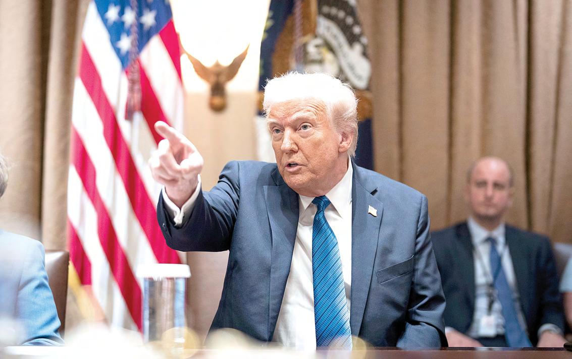 Trump backs aide over chat leak