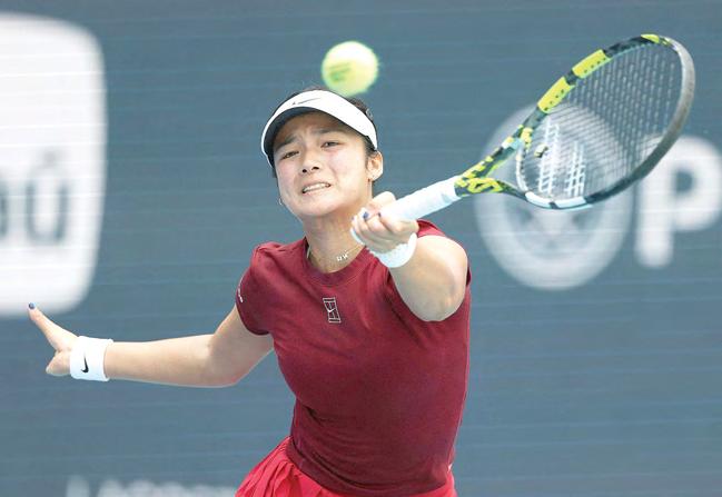 Filipina wildcard Eala stuns Swiatek, advances to semi-finals