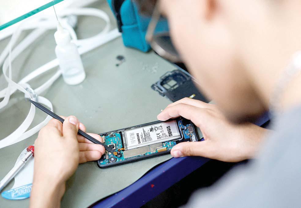 Samsung Q1 profit to drop 21% on weak AI chip sales