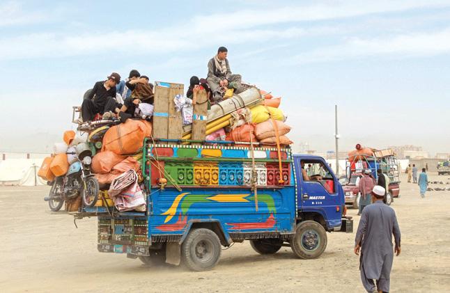 Thousands of Afghans flee Pakistan