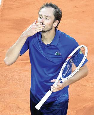 Medvedev navigates past Khachanov at Monte Carlo