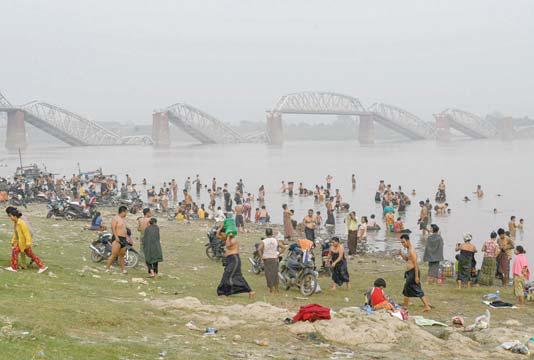 Myanmar quake tests global aid