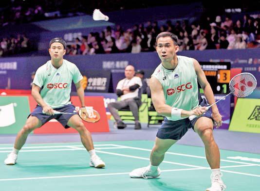 Kunlavut, Ratchanok and Co dazzle