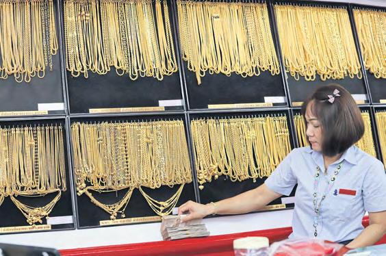 Gold prospers amid trade war havoc and weak dollar