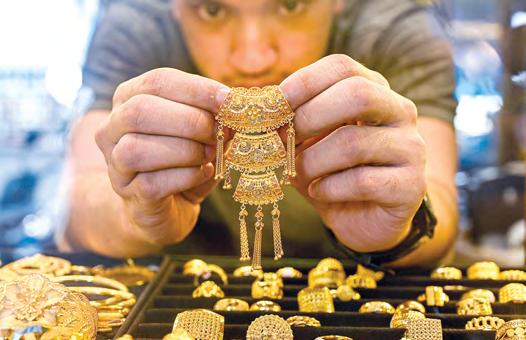 Record gold crowded by one player