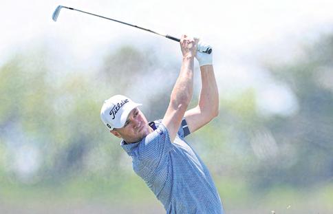Thomas goes three clear after fine 61