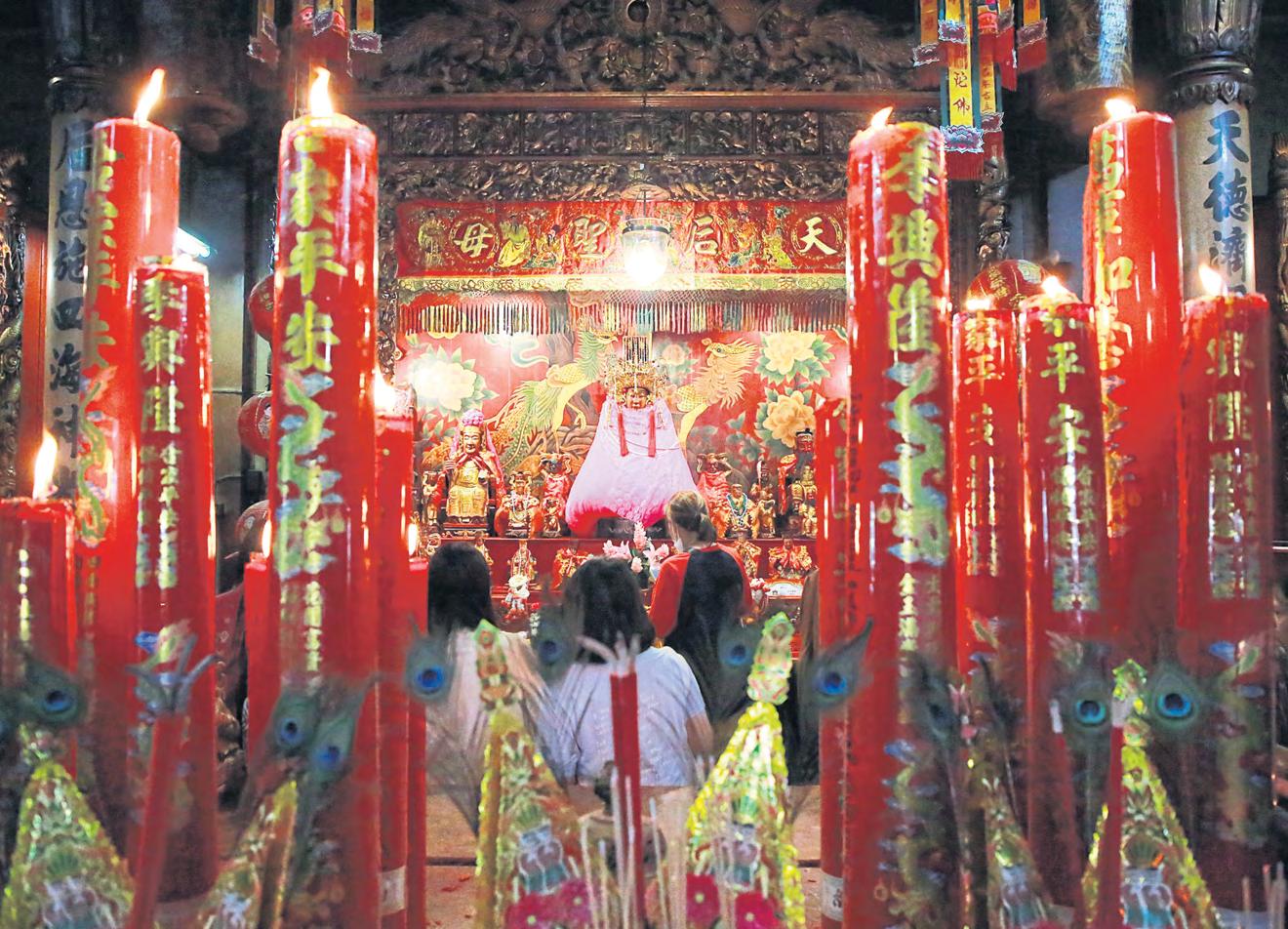 Focus turns to lift shaft in hunt for collapse victims