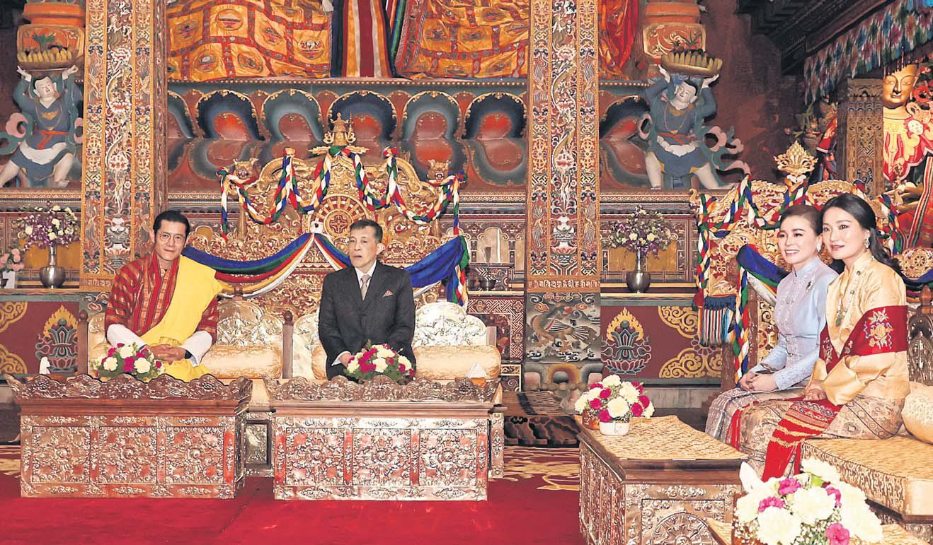 Bhutanese, Thai monks offer chants to His Majesty, the Queen