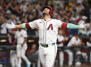 Suarez's four homers fail to stop Braves