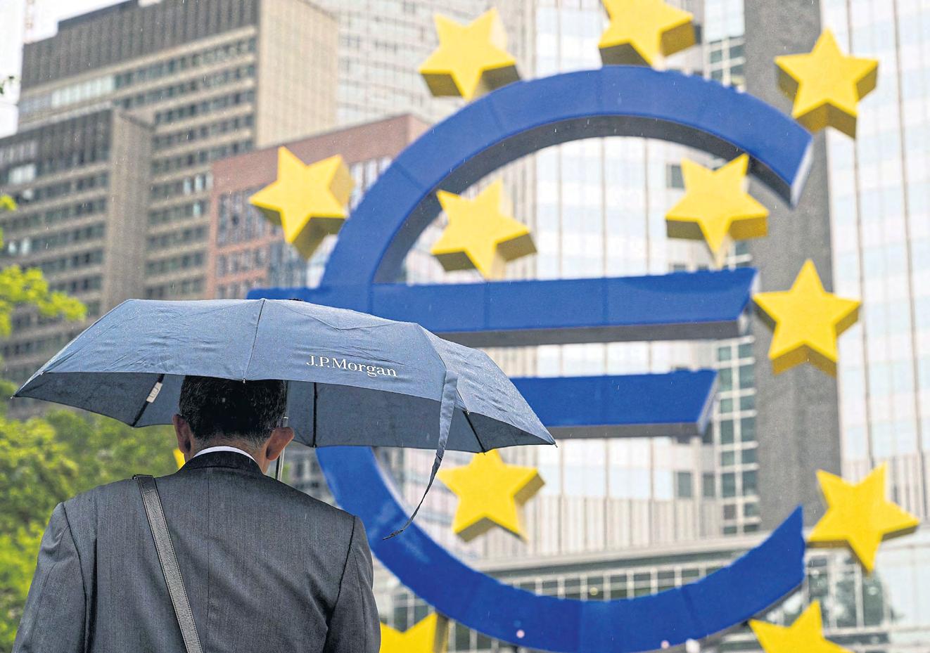 Dollar's slump offers opportunity for euro