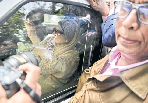 Loyalists cheer as ex-PM Zia returns home