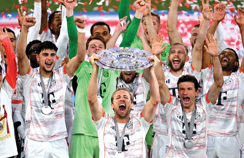 Kane finally lifts his first silverware