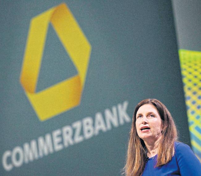 Commerzbank CEO, staff rally to fend off UniCredit