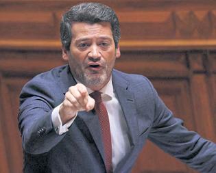 Chega leader suffers second collapse before poll