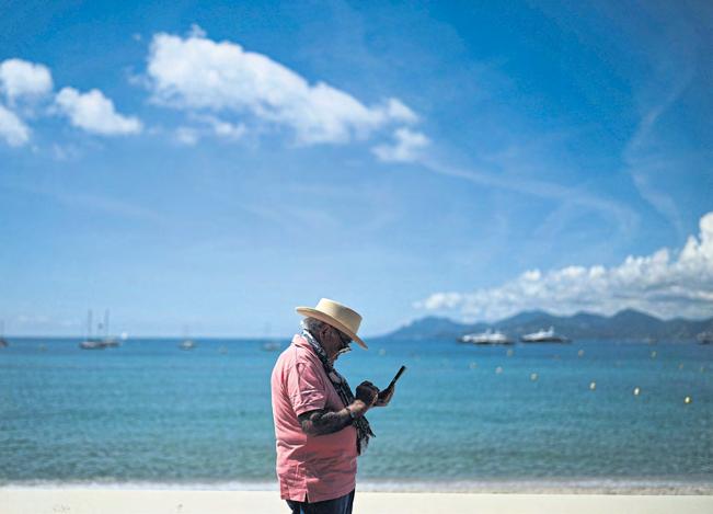 Nations mull online age curbs