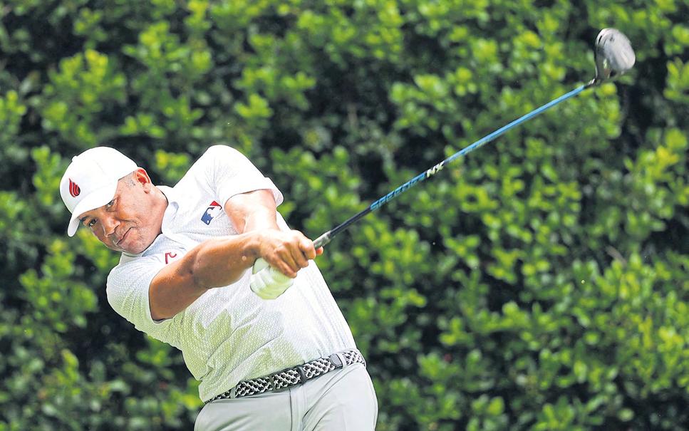 Vegas birdie blitz blasts him to top