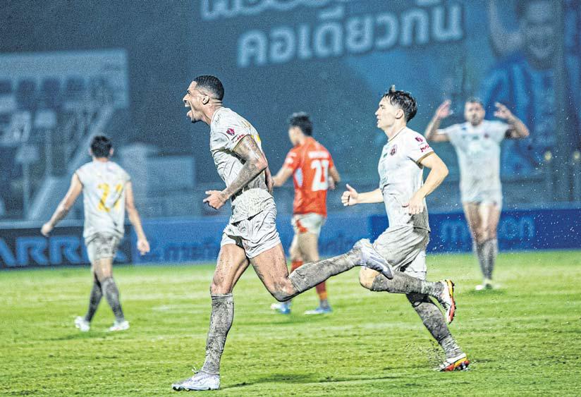 Last-gasp strike takes Lamphun to final