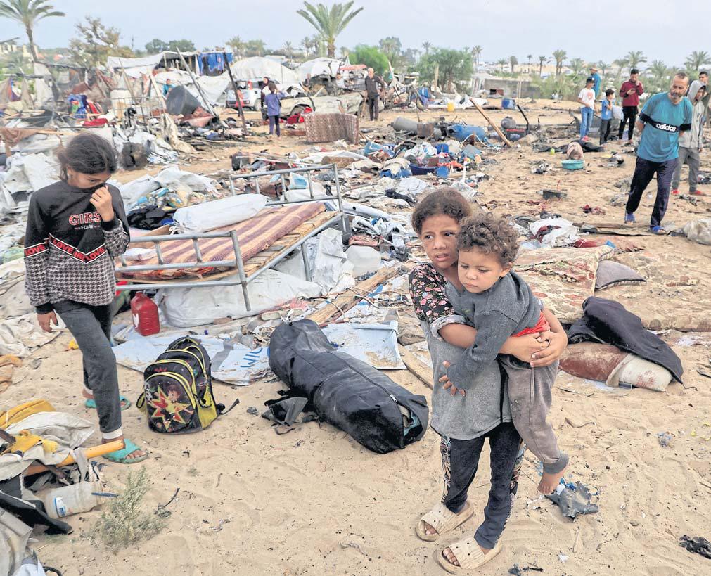 Israeli attack kills at least 100 Palestinians
