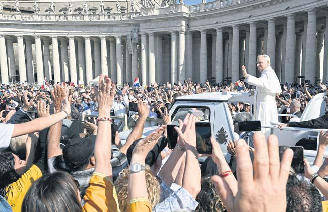 First US pope leads inaugural mass