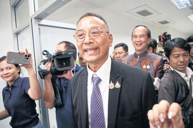 Senators ask EC to scrap probe