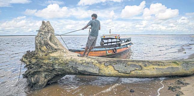 Nation votes for new government to steer oil windfall