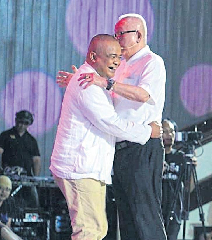 Rivals bury hatchet after 20 years