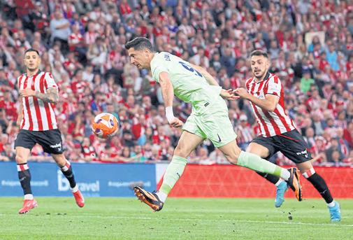Lewy passes ton, Barca sign off in style