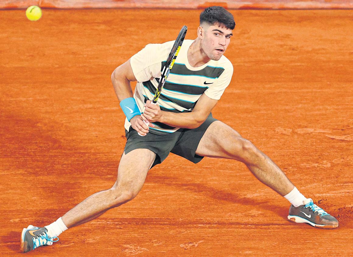 Alcaraz wobbles, then crushes rival