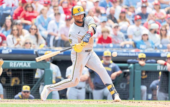 Brewers win 7th straight, sweep series