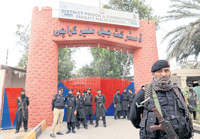Prisoners flee after earthquake