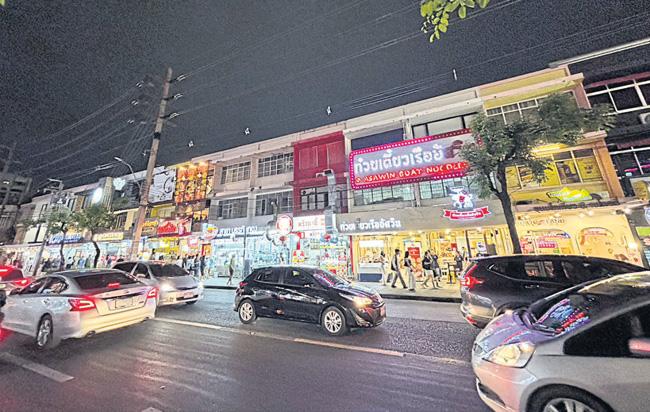 Food lovers' magnet on life support as Chinese lose appetite