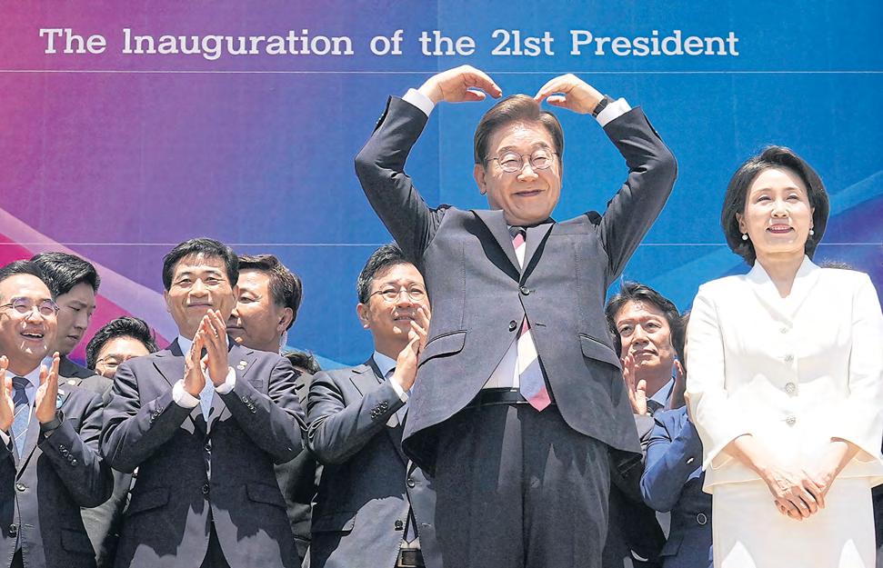 Lee takes power after sweeping win