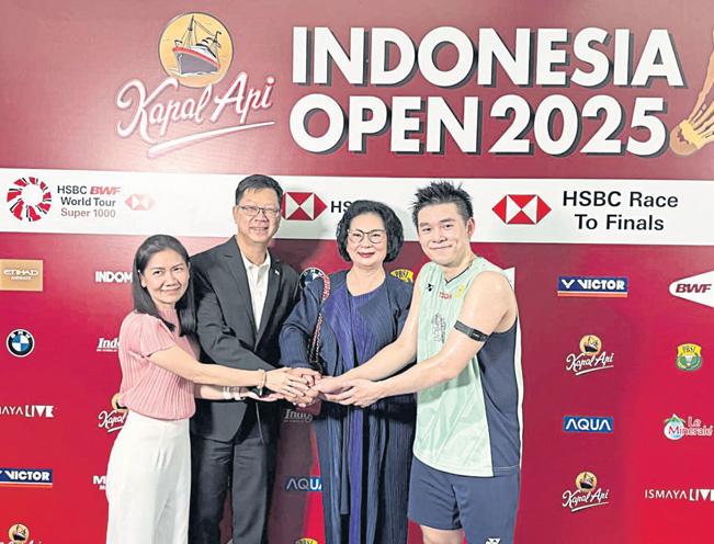 Mixed duo keep title hopes alive as Kunlavut bows out