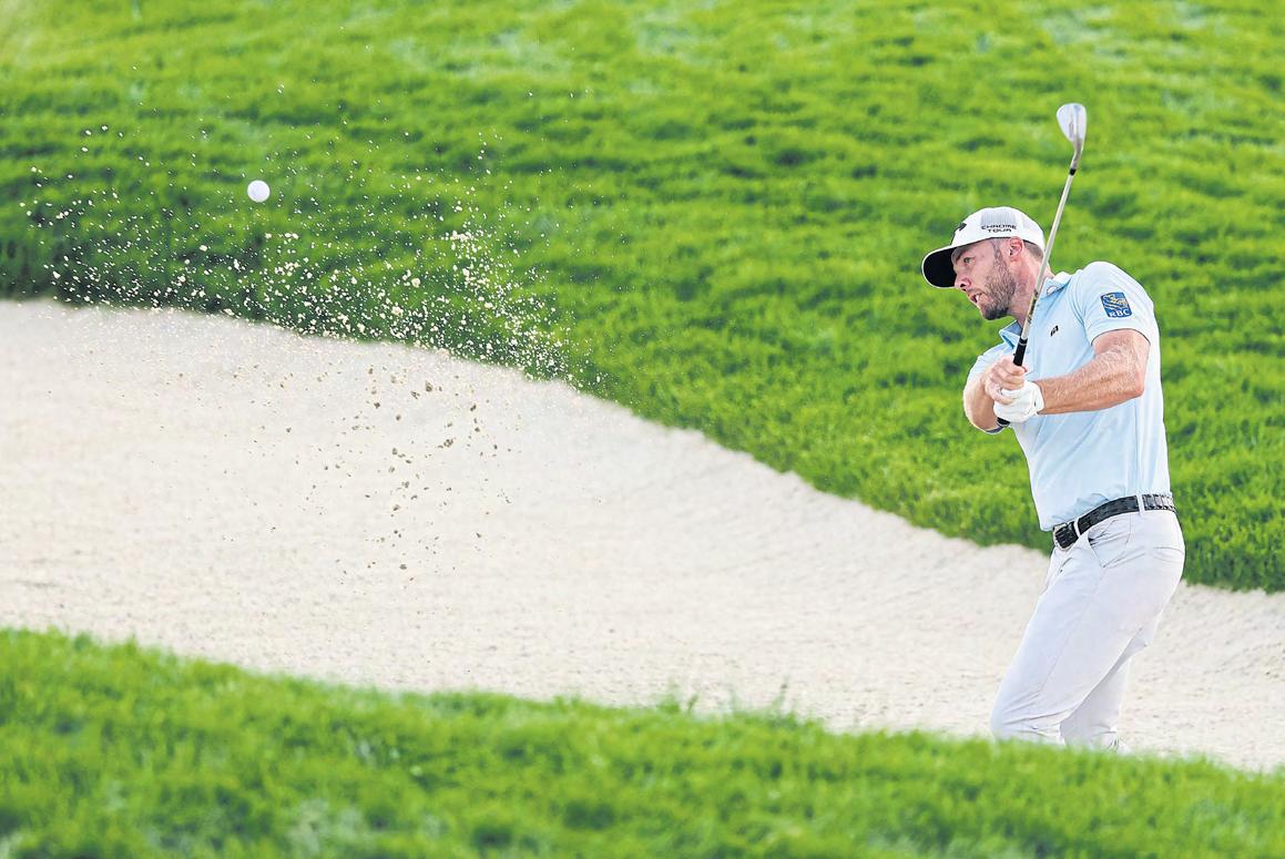 Burns clings to slim lead at Oakmont