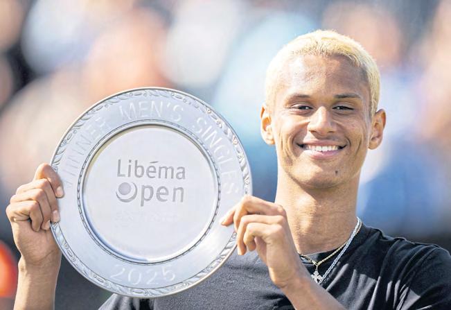 Maiden ATP title for Diallo, Mertens bags crown